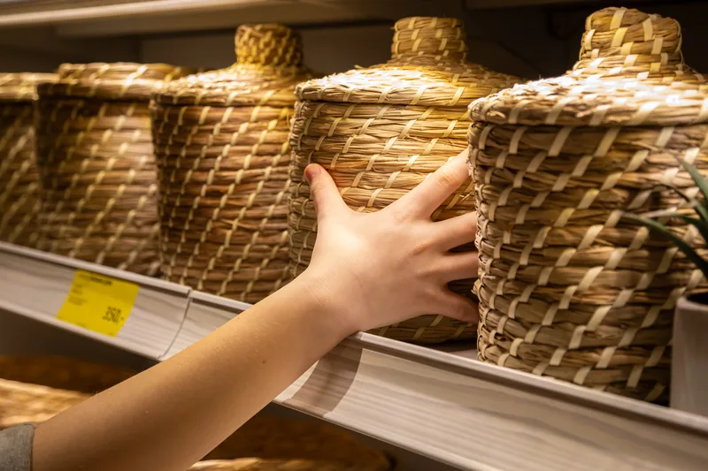 איך סלסלות אחסון יוצרות סדר קבוע בלי להפוך את הבית למחסן?