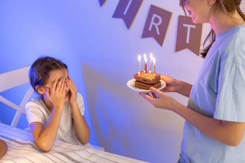 איך להפתיע את הילד ביום ההולדת: ליצור יום של קסם מהבוקר ועד הלילה